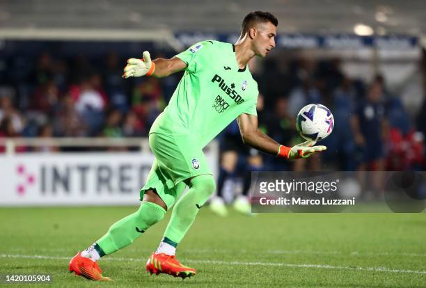 Juan Musso of Atalanta BC in action during the Serie A match between Atalanta BC and Torino FC at Gewiss Stadium on September 01, 2022 in Bergamo,...
