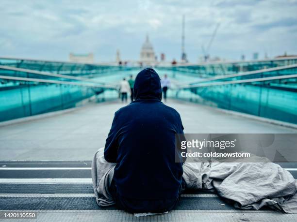 homeless man begging for money in the city - homelessness stockfoto's en -beelden