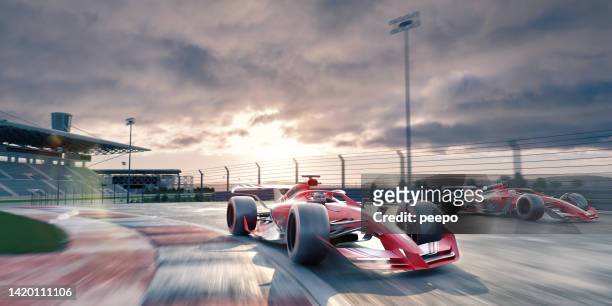 夜明けに競馬場の角を走る2つの一般的なレーシングカー - レーシングカー ストックフォトと画像