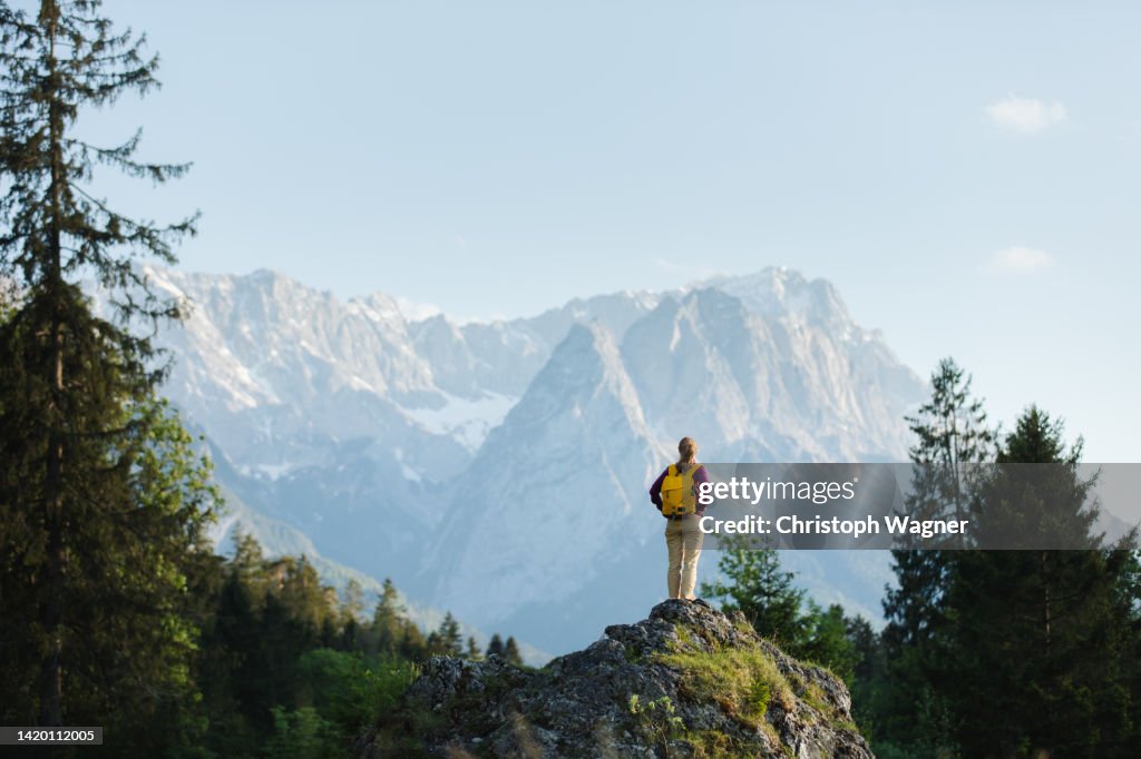 Frau in den Bergen beim Wandern