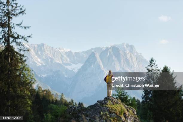 frau in den bergen beim wandern - beauty frau stock pictures, royalty-free photos & images