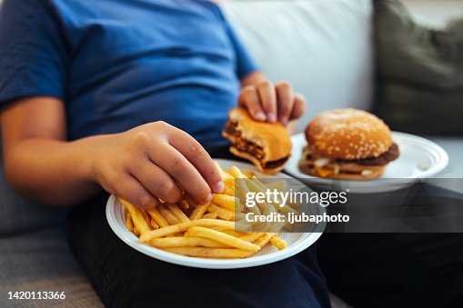 Manos masculinas comiendo papas fritas Manos masculinas comiendo papas fritas