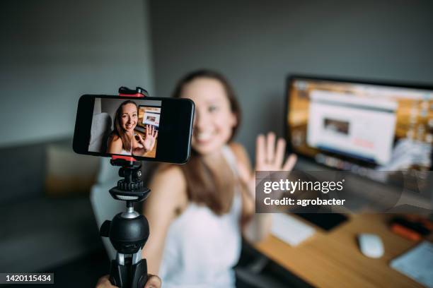 beautiful woman vlogging at home - influencer imagens e fotografias de stock