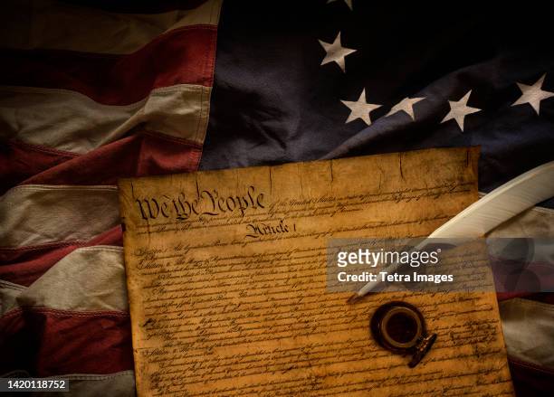 original 13 star american flag with declaration of independence and ink bottle with quill pen - grondwet stockfoto's en -beelden