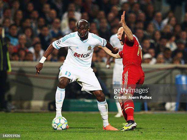 Stephane Mbia of Marseille and Arjen Robben of Muenchen battle for the ball during the UEFA Champions League Quarter Final first leg match between...