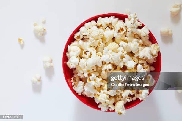 overhead view of bowl of popcorn - pop corn fotografías e imágenes de stock