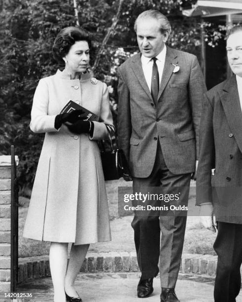 Queen Elizabeth II on a tour of the Chelsea Flower Show, London, 24th May 1971.