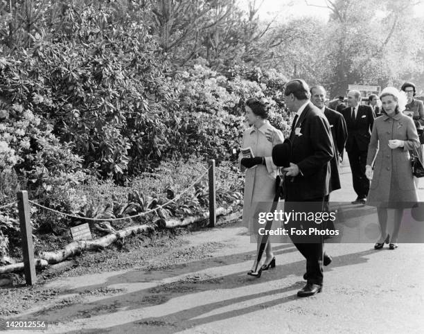 Queen Elizabeth II on a tour of the Chelsea Flower Show, London, 19th May 1975.