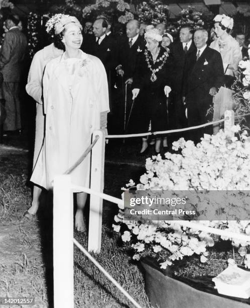 Queen Elizabeth II on a tour of the Chelsea Flower Show, London, 24th May 1960.