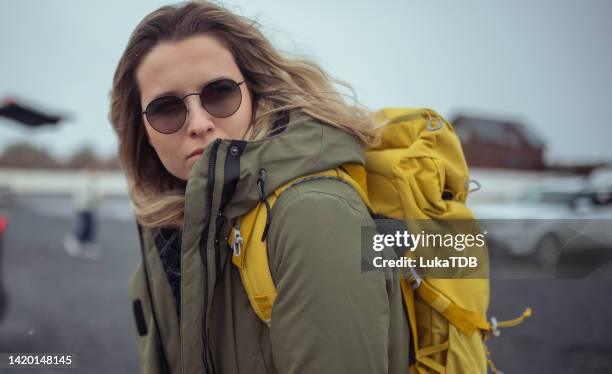 nahaufnahme einer schönen blonden frau mit sonnenbrille. isl - skijacke stock-fotos und bilder