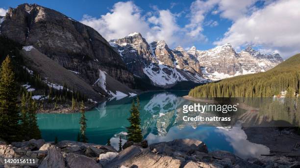 moraine lake, rocky mountains, kanada - moräne stock-fotos und bilder