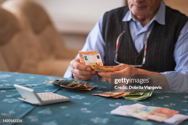 homme âgé comptant des euros à la maison, gros plan - objet financier photos et images de collection