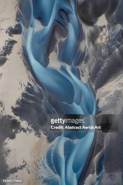 braided river flowing across the landscape seen from directly above, iceland - nun river estuary stock-fotos und bilder
