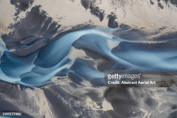 weaving braided river photographed from above, iceland - paesaggio spettacolare foto e immagini stock