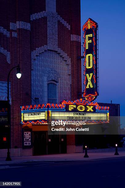 fox theater, hutchinson, kansas - luifel theater stockfoto's en -beelden