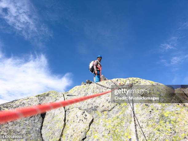 kletterseil führt zum bergführer auf dem grat - lead stock-fotos und bilder