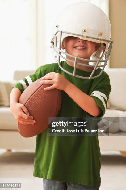 caucasian boy in football uniform - profundo jugador de fútbol americano fotografías e imágenes de stock