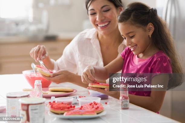 mother and daughter making valentine's cookies - valentines day holiday 個照片及圖片檔