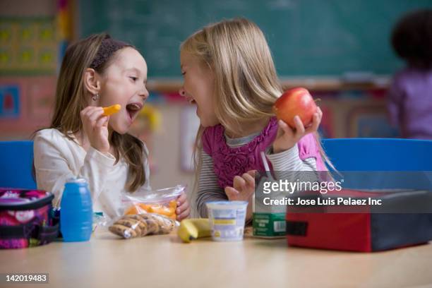 students eating lunch in classroom - lunchlåda bildbanksfoton och bilder