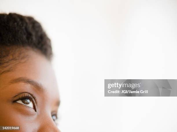 close up of black woman looking upwards - ethnicity fotografías e imágenes de stock