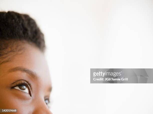 close up of black woman looking upwards - black eye 個照片及圖片檔