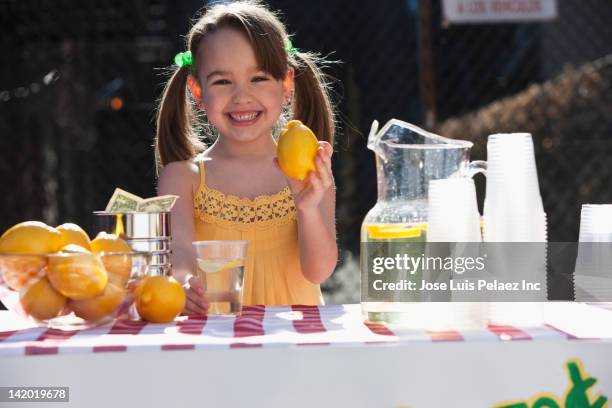 caucasian girl operating lemonade stand - limonadenstand stock-fotos und bilder