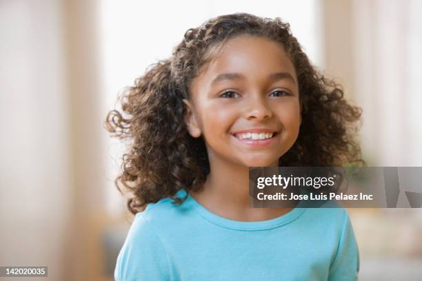 smiling mixed race girl - rizado peinado fotografías e imágenes de stock