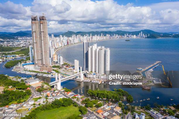 luftaufnahme von balneário camboriu, santa catarina, brasilien - santa catarina brasilien stock-fotos und bilder