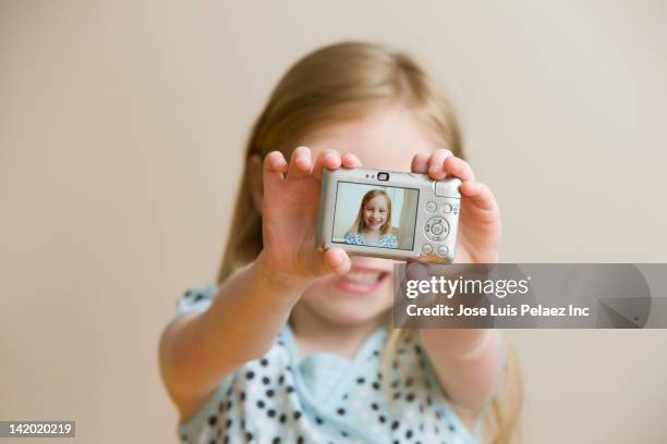 girl holding digital camera with self-portrait - viewfinder stockfoto's en -beelden