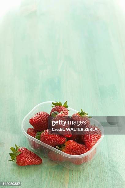 recipiente de plástico de fresas - punnet fotografías e imágenes de stock