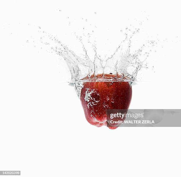 apple splashing in water - apple water splashing stock pictures, royalty-free photos & images