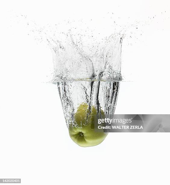 apple splashing in water - apple water splashing stock pictures, royalty-free photos & images