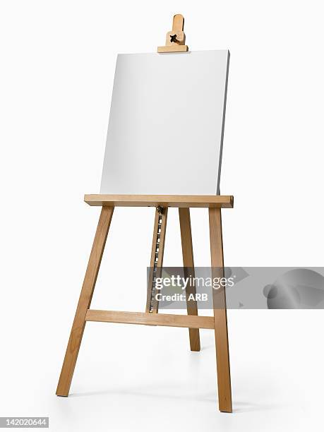 empty wooden easel - artist's canvas 個照片及圖片檔