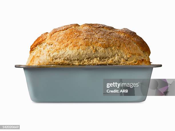 close up of freshly baked bread in pan - baked goods stockfoto's en -beelden