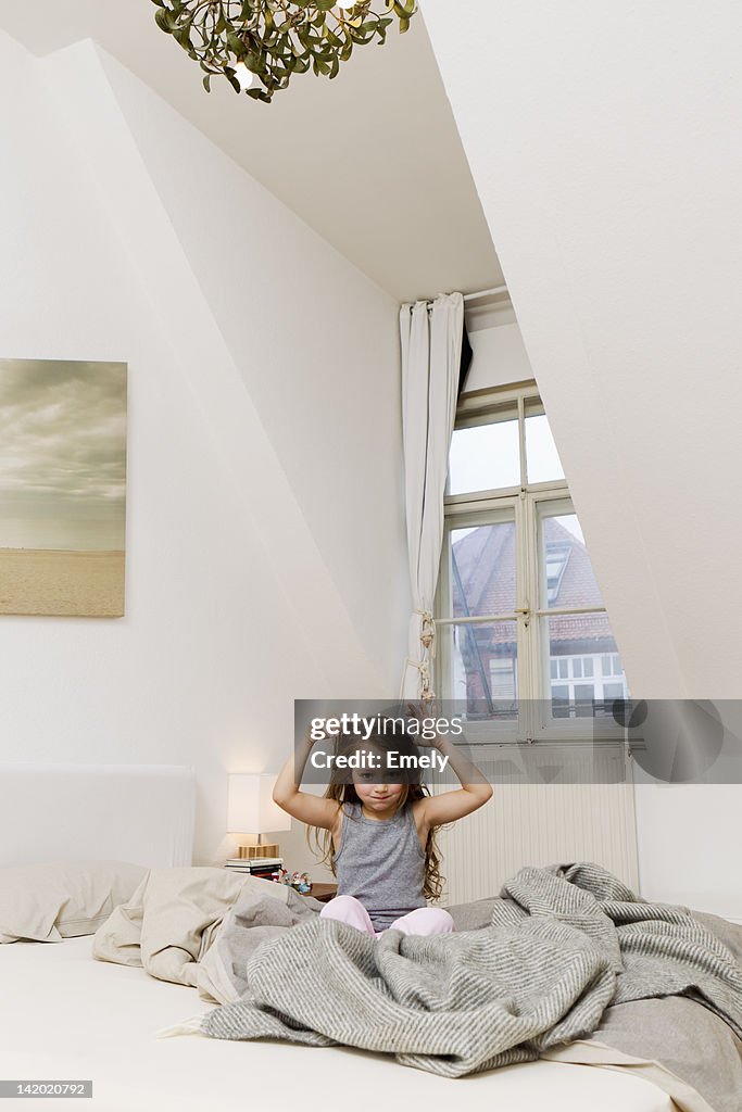 Lächeln Mädchen spielt im Bett