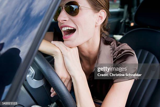 smiling woman wearing sunglasses in car - fahrspaß stock-fotos und bilder