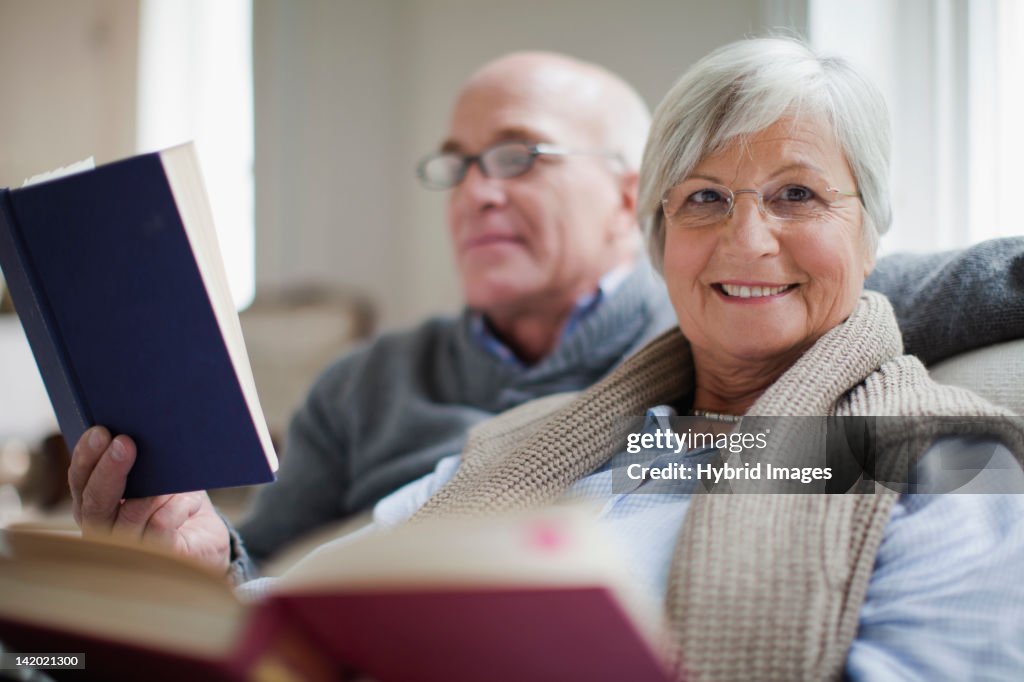 Lächelnd ältere paar lesen Bücher