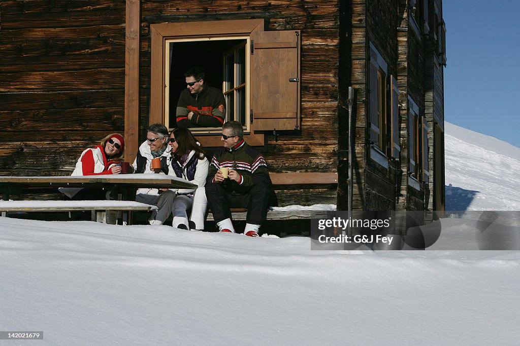 Freunde haben Kaffee beim ski chalet
