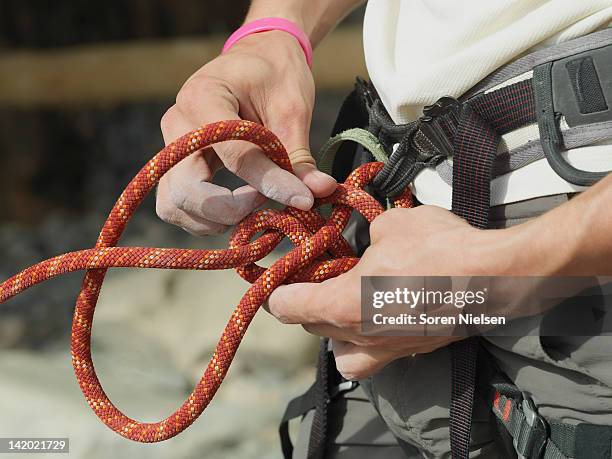 close-up de rock alpinista estreitando laços - safety harness - fotografias e filmes do acervo