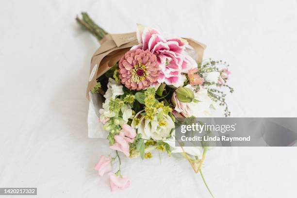 wildflower bouquet - bouquet imagens e fotografias de stock