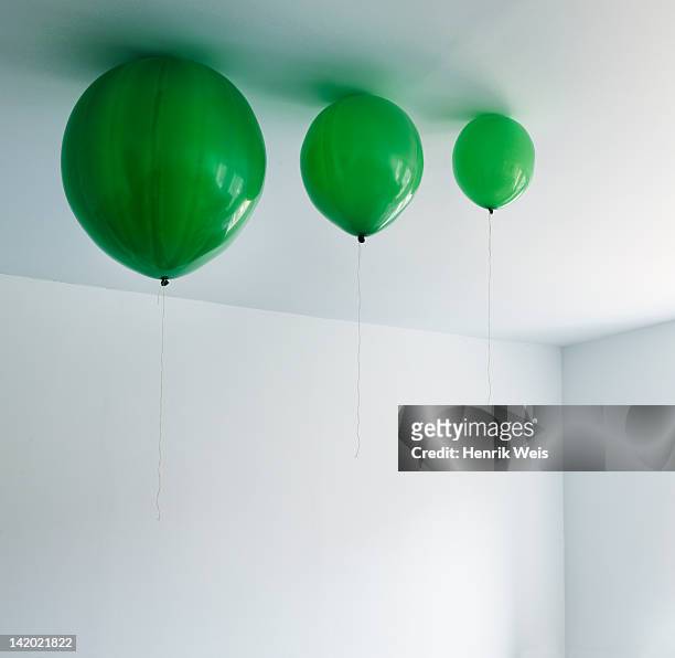 diverse dimensioni di palloncini sulla parete - soffitto foto e immagini stock