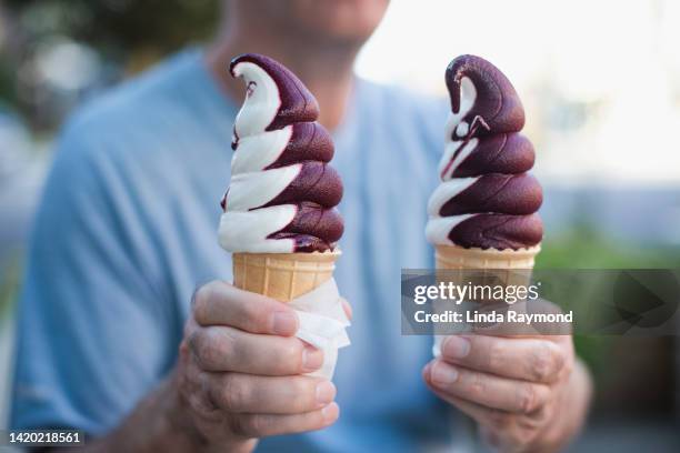 two ice cream cone - softeis stock-fotos und bilder