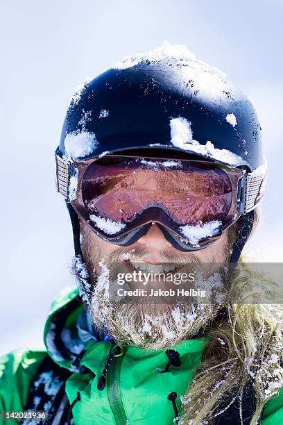 close up of skiers snow-covered face - gafas de esquí fotografías e imágenes de stock