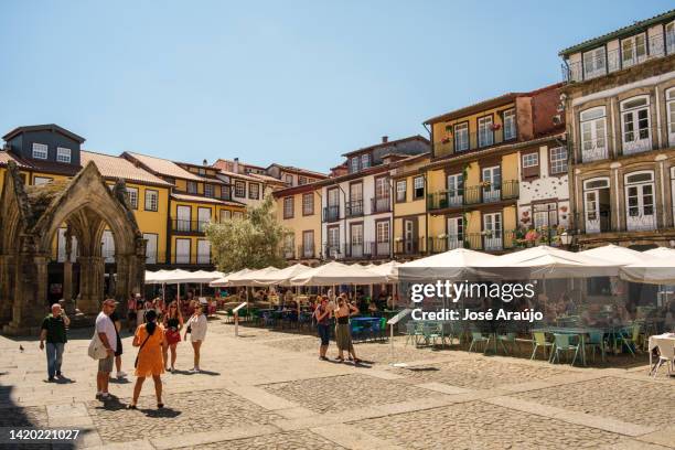 general view of the olive tree square in guimarães with several tourists - braga city stockfoto's en -beelden