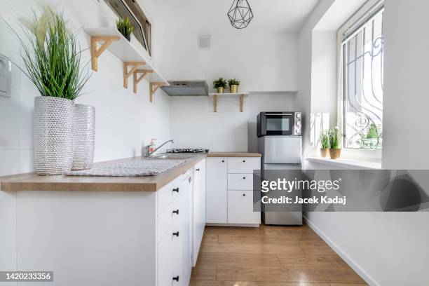 modern interior design small kitchen - daily life in warsaw photos et images de collection