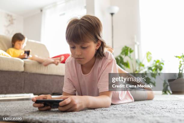 Playing Using Phone 3,232 Kid Playing Game On Phone Stock Photos, High-Res Pictures, and ...