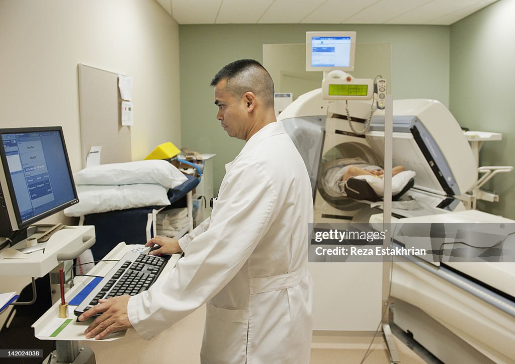 Retro Radiologist Computer Radiologist Enters Data Into Mri Computer High-Res Stock Photo - Getty ...