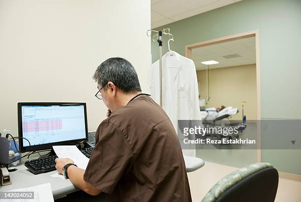 lab technician enters patient information into com - labbett stock-fotos und bilder