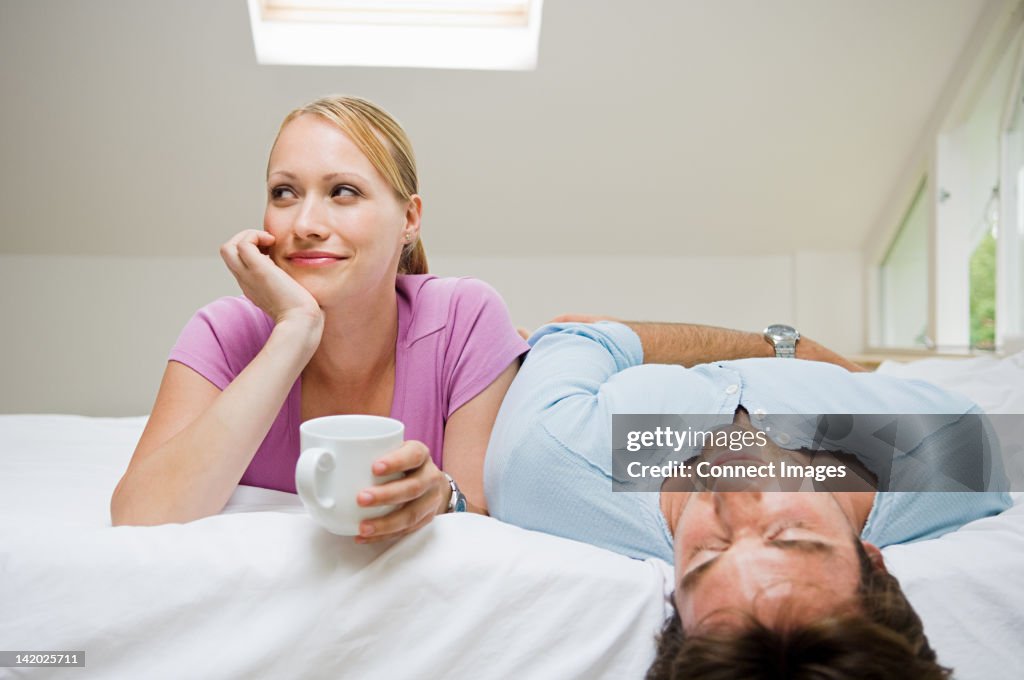 Casal Jovem relaxante na cama