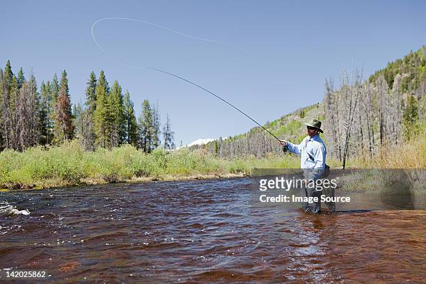 uomo pesca con la mosca nel fiume, colorado, stati uniti - vail foto e immagini stock